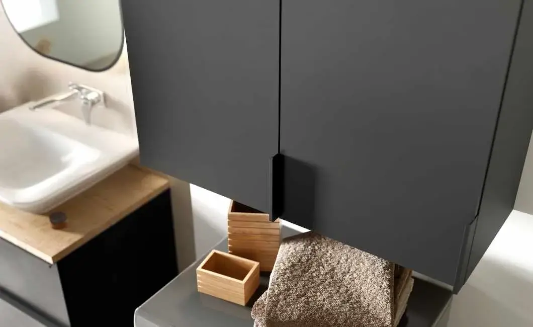 Jasna łazienka z czarnymi meblami