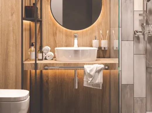 Mała łazienka w ciepłym drewnie